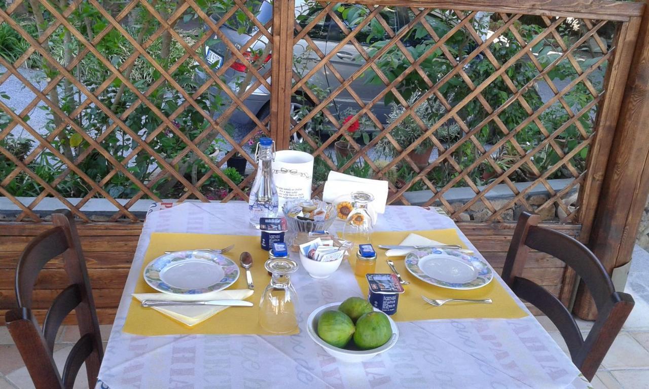 B&B Il Girasole SantʼAnna Arresi Kültér fotó